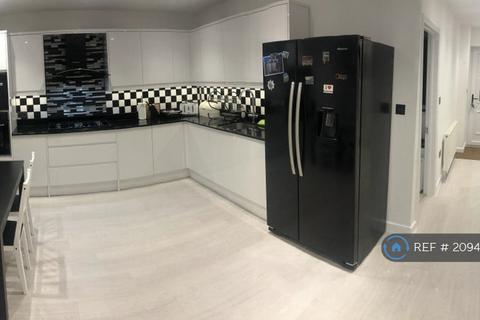 1 bedroom in a house share to rent, Abbotts Road, London, CR4