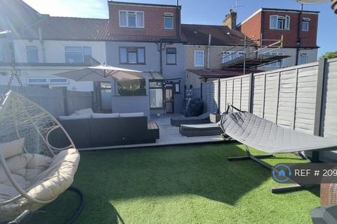 1 bedroom in a house share to rent, Abbotts Road, London, CR4