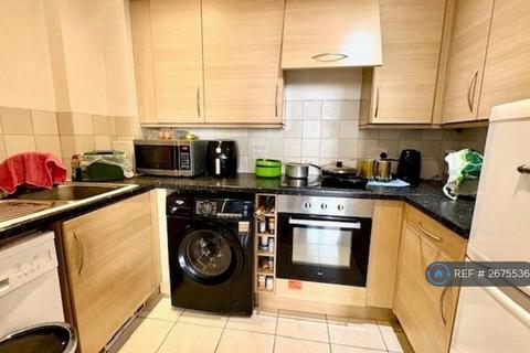 2 bedroom flat to rent, Highfield Road, Feltham, TW13