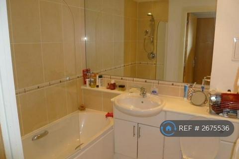 2 bedroom flat to rent, Highfield Road, Feltham, TW13