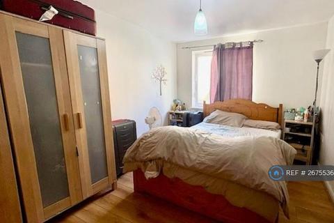 2 bedroom flat to rent, Highfield Road, Feltham, TW13