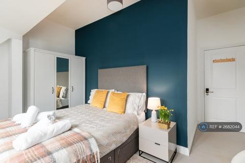 1 bedroom in a house share to rent, Broadwater Road, London, SW17