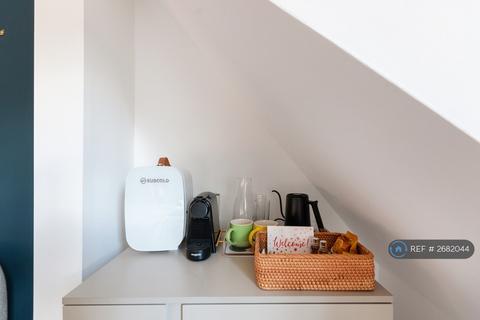 1 bedroom in a house share to rent, Broadwater Road, London, SW17
