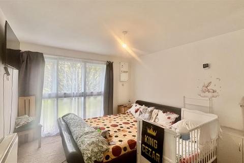1 bedroom apartment for sale, Harris Close, Hounslow TW3