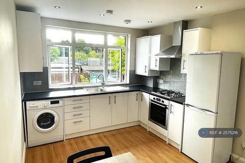 2 bedroom flat to rent, St. Edmunds Road, London, N9