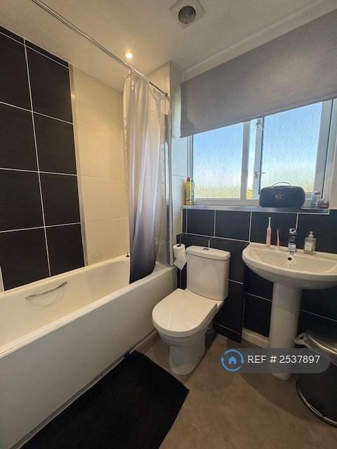 Family Bathroom (i)
