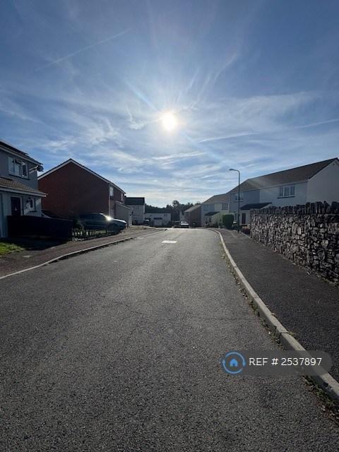Further Road Leading Off From Cul-De-Sac
