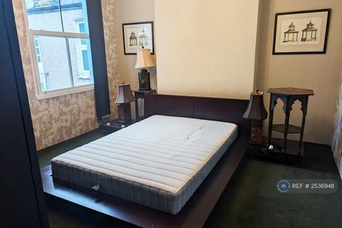3 bedroom flat to rent, Durnsford Road, London, SW19