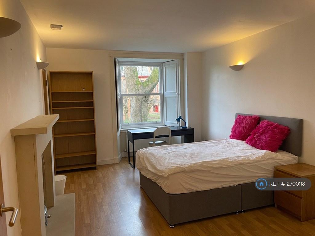 Bedroom/ Living Rm