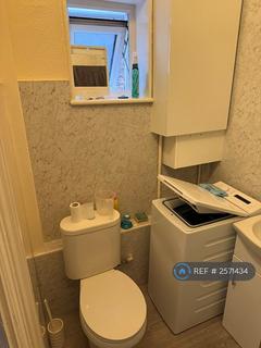 1 bedroom in a house share to rent, Stuart Crescent, London, N22