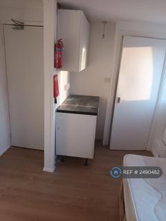 Studio to rent, Reid Close, Pinner, HA5