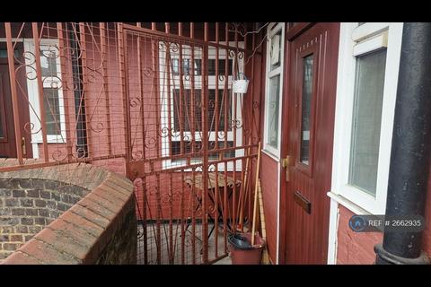 2 bedroom flat to rent, Rivermead House, London, E9