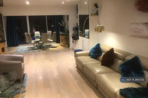 4 bedroom semi-detached house to rent, The Greenway, London, NW9