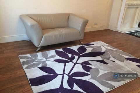 4 bedroom semi-detached house to rent, The Greenway, London, NW9