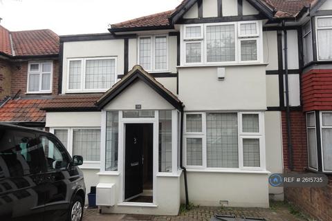 4 bedroom semi-detached house to rent, The Greenway, London, NW9