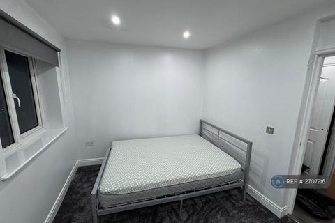 3 bedroom flat to rent, Birch Lane, Manchester, M13
