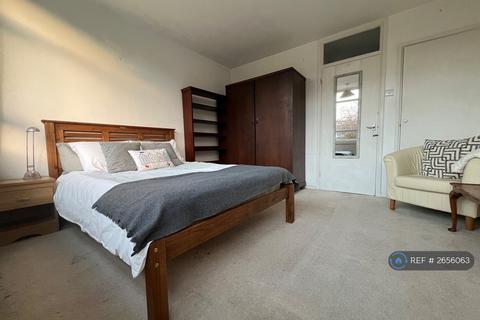 1 bedroom in a flat share to rent, Garden Royal, London, SW15