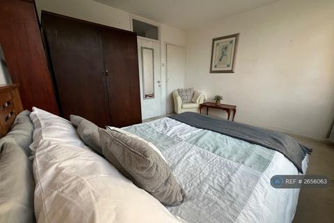 1 bedroom in a flat share to rent, Garden Royal, London, SW15