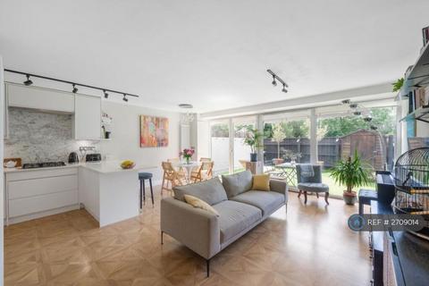 4 bedroom maisonette to rent, Goulden House, London, SW11