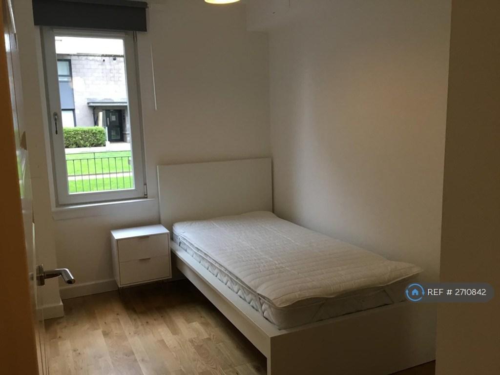 Bedroom2 - Bright, Airy, Fitted Wardrobe