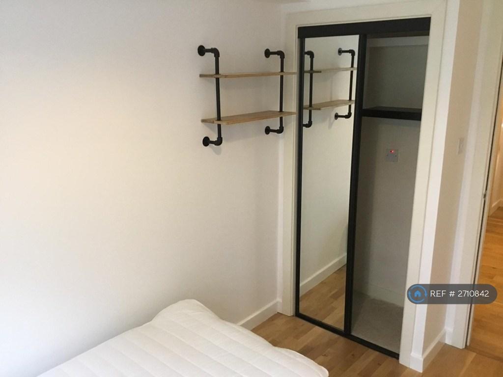 Bedroom2 - Bright, Airy, Fitted Wardrobe