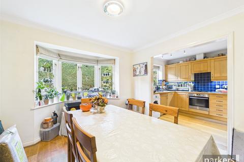 undefined, Floral Court, Hare Hatch RG10
