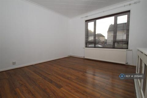 3 bedroom semi-detached house to rent, Weir Gardens, Rayleigh, SS6