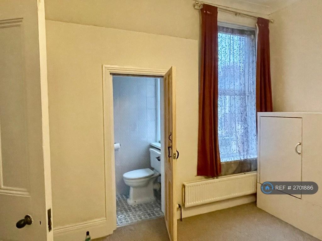 Middle Bedroom