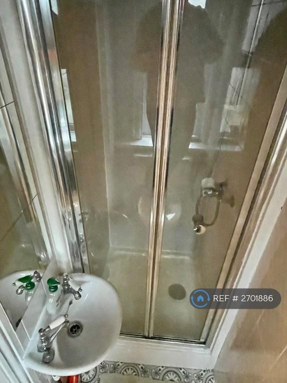 Middle Bedroom Wc &amp; Shower