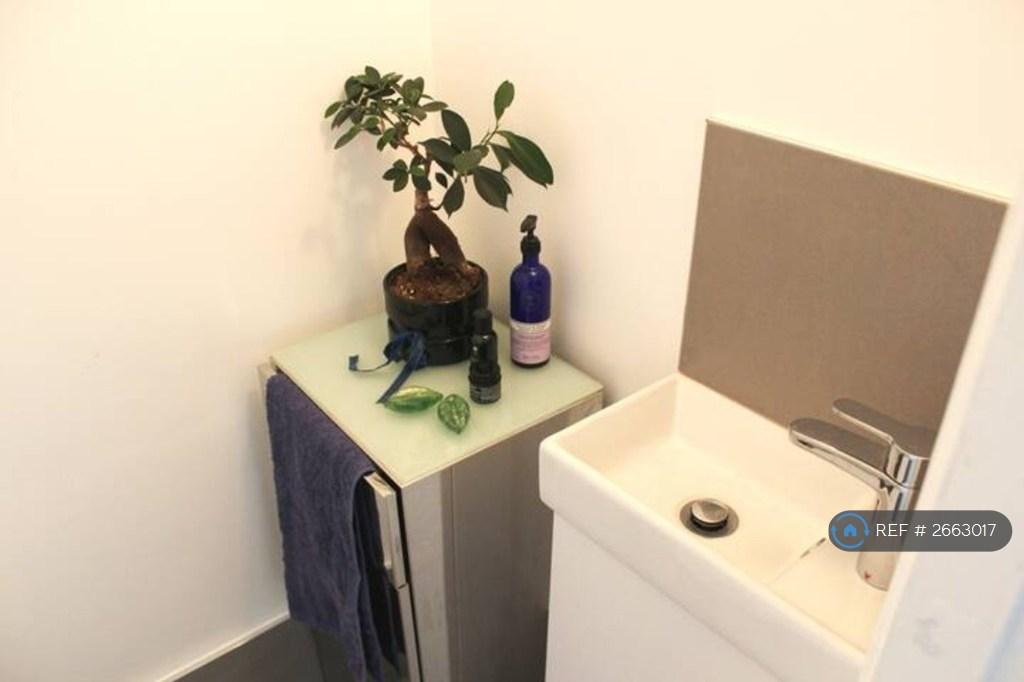 Guest Wc Off Hall