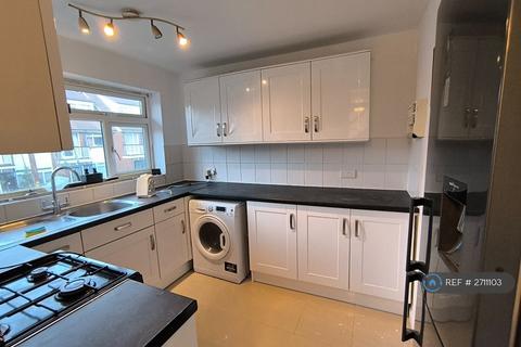 2 bedroom maisonette to rent, Claire Court, Pinner, HA5