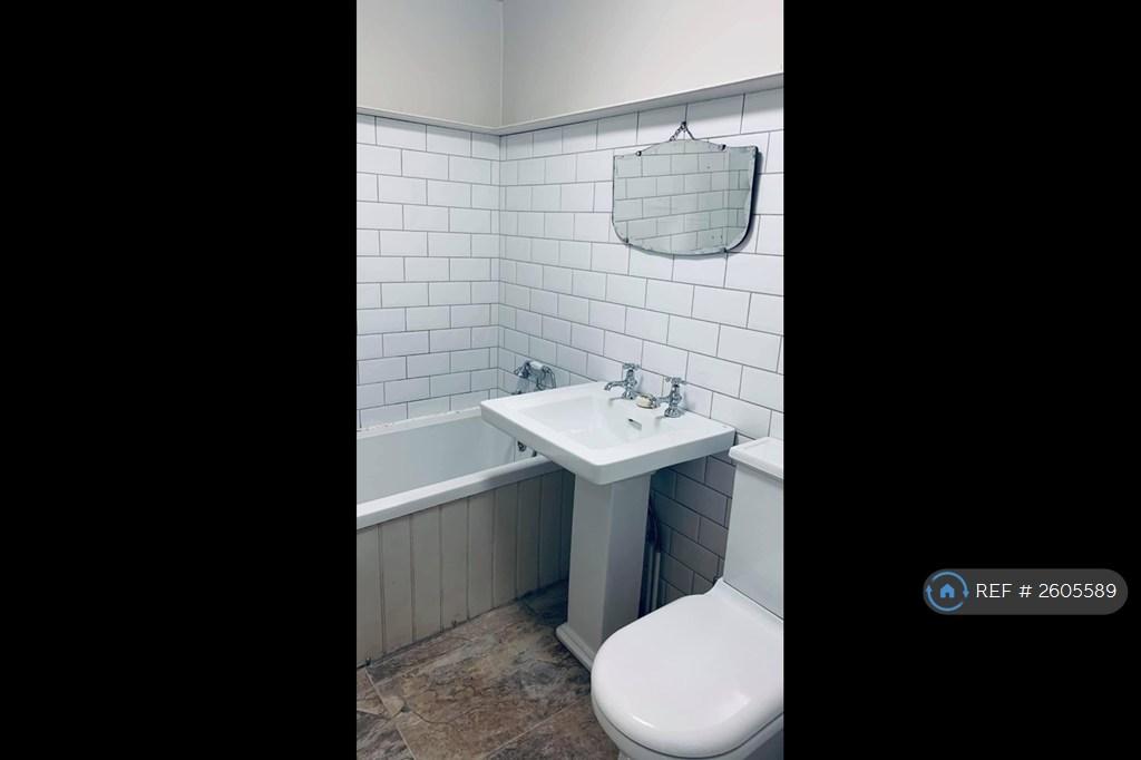 Large Deco Style Bathroom Features