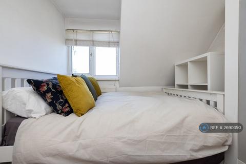 1 bedroom in a flat share to rent, Greenwich South Street, London, SE10