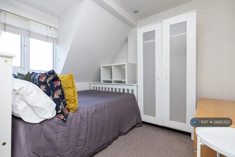 1 bedroom in a flat share to rent, Greenwich South Street, London, SE10