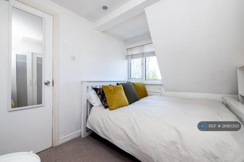 1 bedroom in a flat share to rent, Greenwich South Street, London, SE10