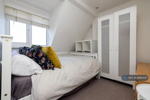 1 bedroom in a flat share to rent, Greenwich South Street, London, SE10