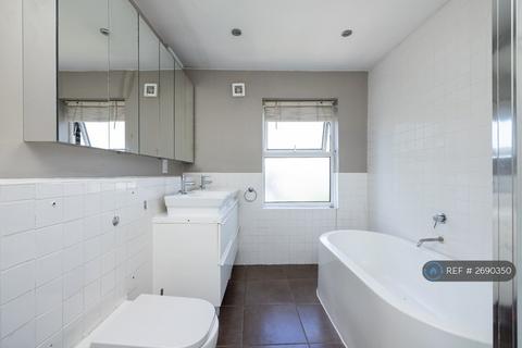1 bedroom in a flat share to rent, Greenwich South Street, London, SE10