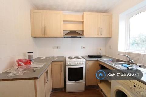 2 bedroom flat to rent, Pittman Gardens, Ilford, IG1