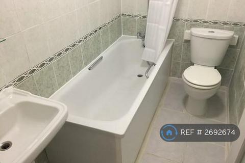 2 bedroom flat to rent, Pittman Gardens, Ilford, IG1