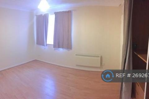 2 bedroom flat to rent, Pittman Gardens, Ilford, IG1
