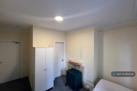 1 bedroom in a flat share to rent, High Street, Dover, CT16