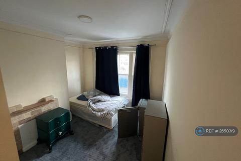 1 bedroom in a flat share to rent, High Street, Dover, CT16