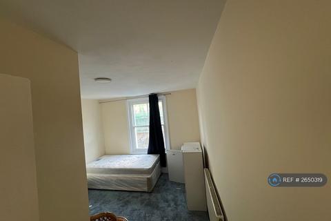1 bedroom in a flat share to rent, High Street, Dover, CT16