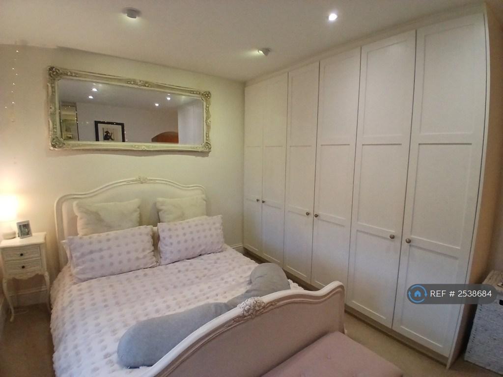 Main Bedroom (Built In Wardobes)