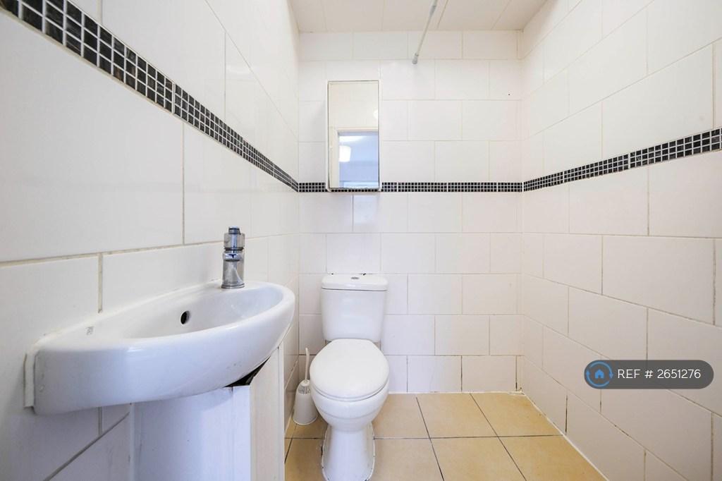 Bathroom (Rm 4)