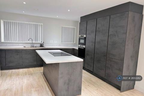 4 bedroom detached house to rent, Wentworth Drive, Weldon, NN17