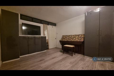 1 bedroom in a flat share to rent, Kettering Road, Enfield, EN3