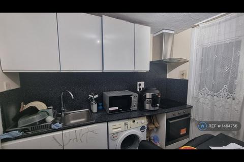 1 bedroom in a flat share to rent, Kettering Road, Enfield, EN3