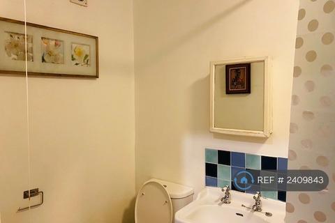 3 bedroom semi-detached house to rent, Greenwood Gardens, Hainault, IG6