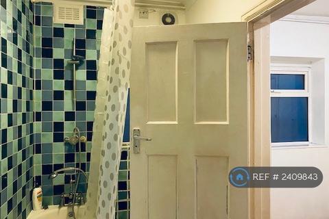 3 bedroom semi-detached house to rent, Greenwood Gardens, Hainault, IG6